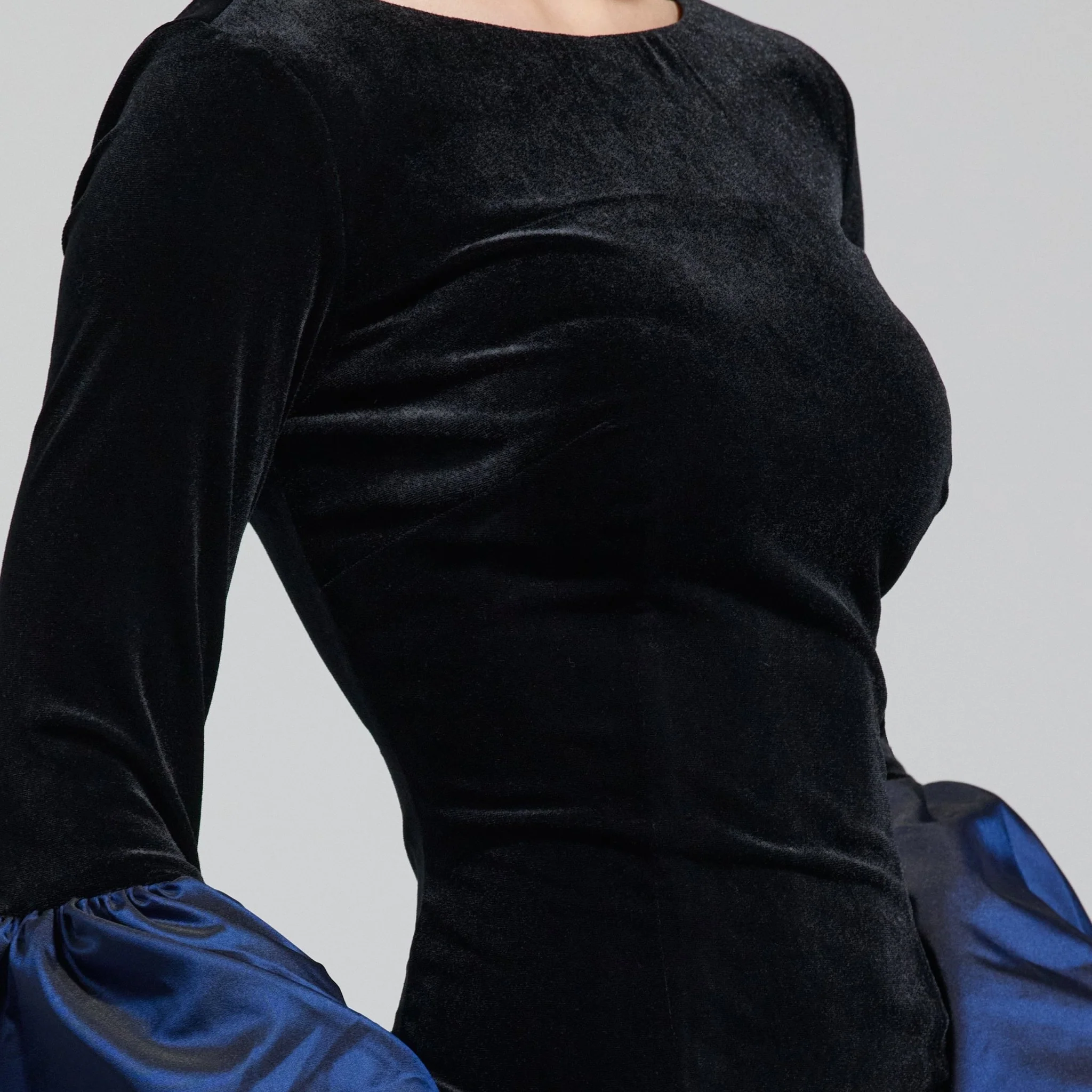 Black Fitted Gown With Extra Long Sleeves - Image 5