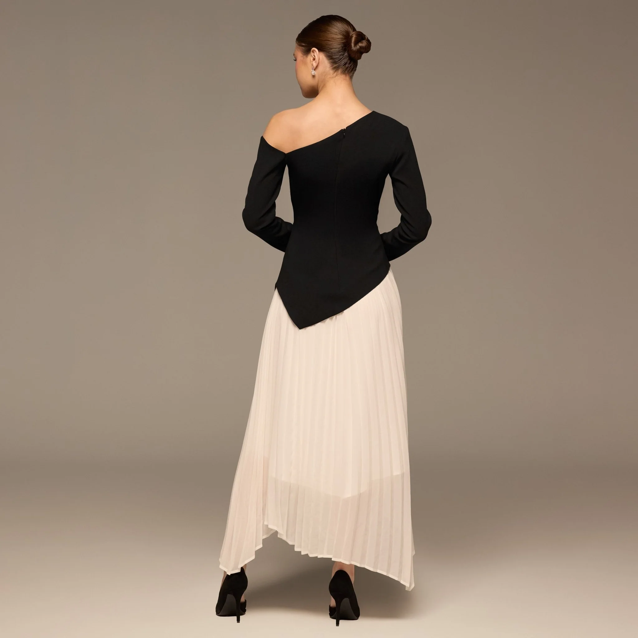 Black & White One-shoulder Crepe Dress With Pleated Skirt - Image 5