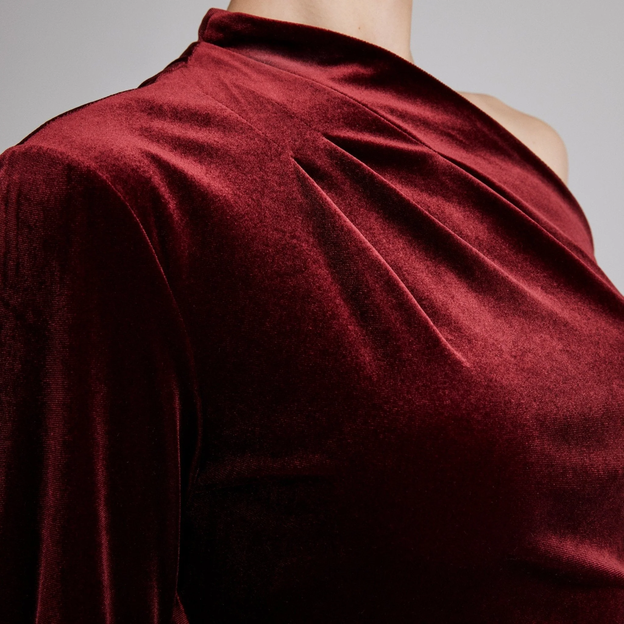 Burgundy Bare Shoulder Velvet Midi Dress - Image 4