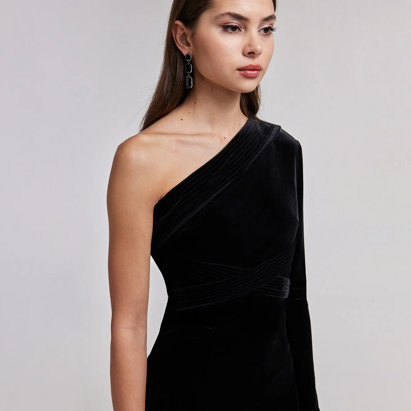 One-Shoulder Velvet Dress with Asymmetric Hemline - Image 3