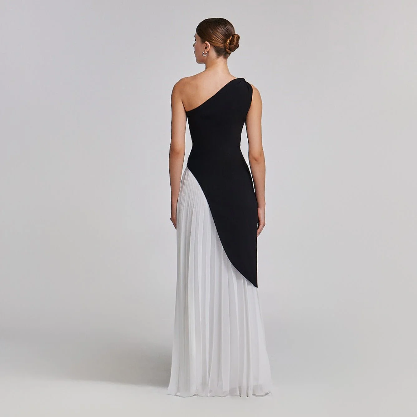 One-Sleeve Contrast Crepe Maxi Dress - Image 3