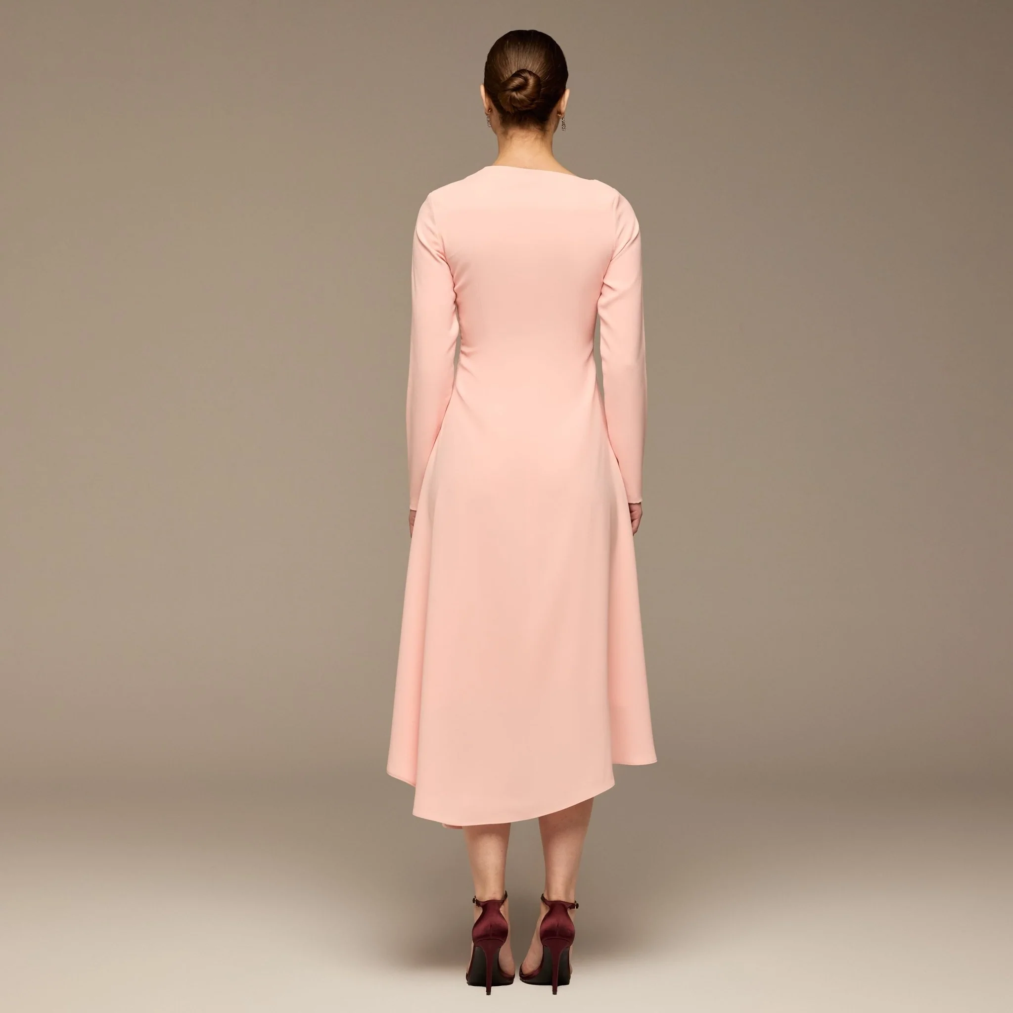 Pink Side Ruched Crepe Midi Dress - Image 4