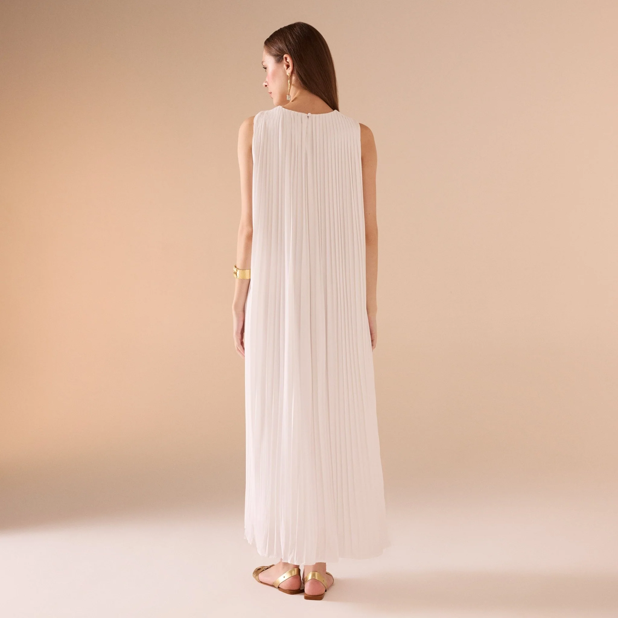 Sleeveless Crepe Pleated Dress - Image 11